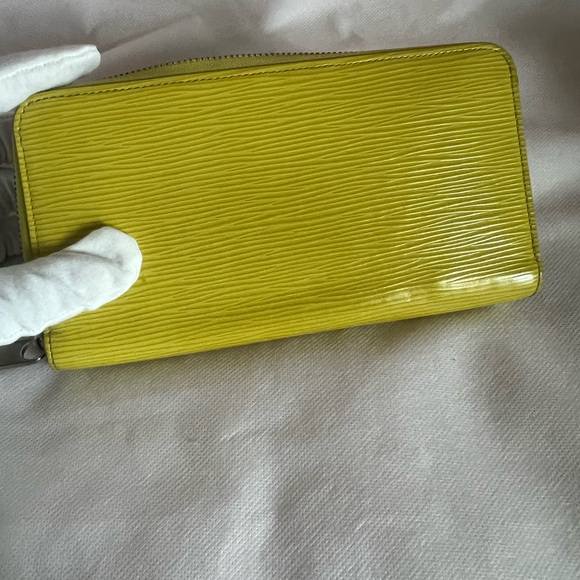 Elegant Yellow LV EPI Women's Zippy Wallet - Picture 12 of 14